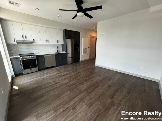 Foto del edificio - 80 Rugg Rd