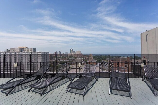 Foto del edificio - 4599 N Clarendon Ave