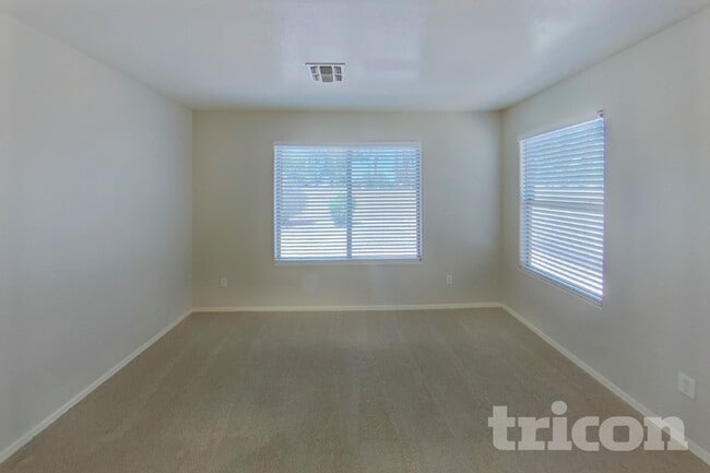 Building Photo - 43714 Cale Dr