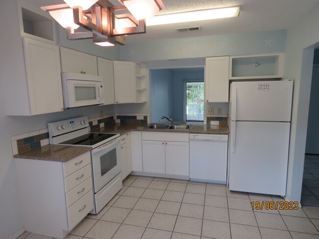 Building Photo - 416 Narvaezi St