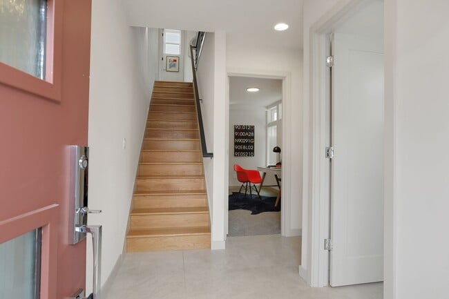 Building Photo - Newer 2 Bedroom, 2.5 Bathroom Luxury Townh...