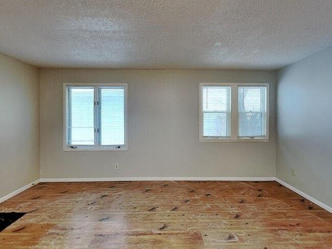 Building Photo - 1856 Clear Ave E