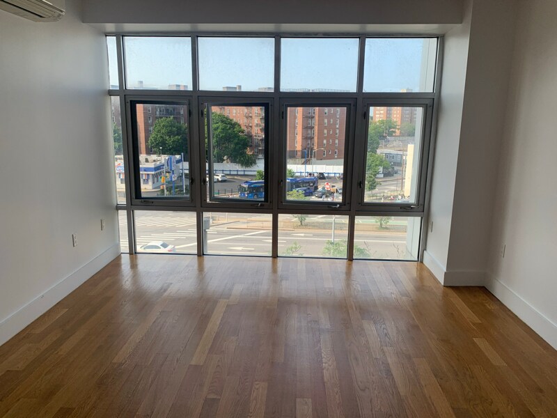 Foto principal - 9002 Queens Blvd