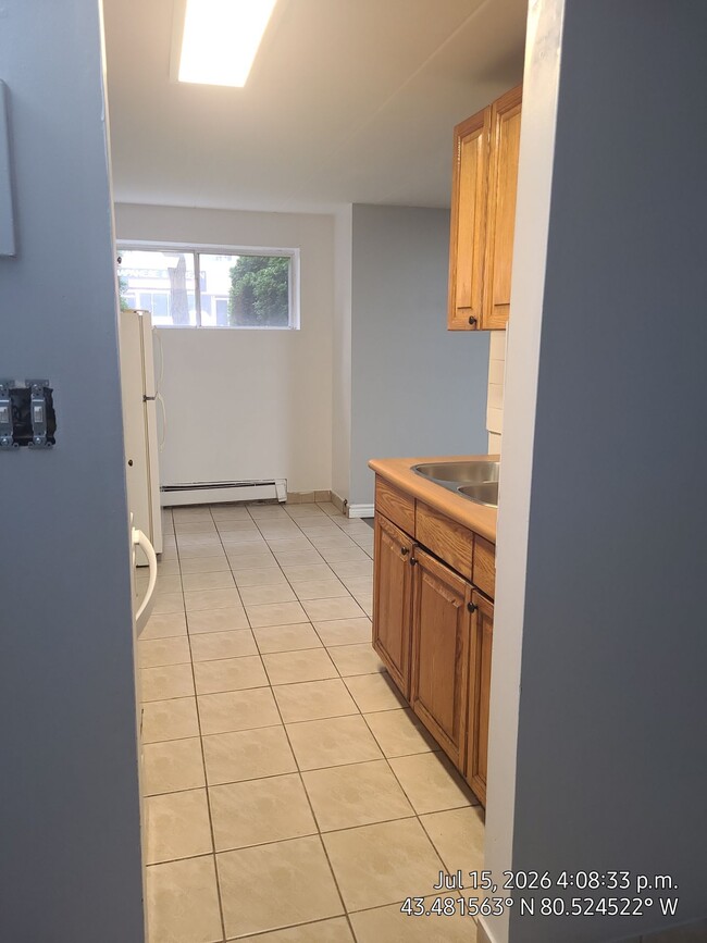 Building Photo - UPDATED ONE BEDROOM APARTMENT ON REGINA ST. N
