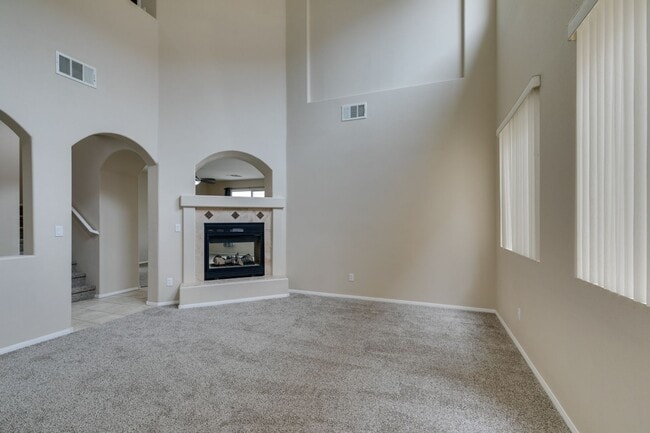 Building Photo - Beautiful 2-story home featuring 4 bedroom...