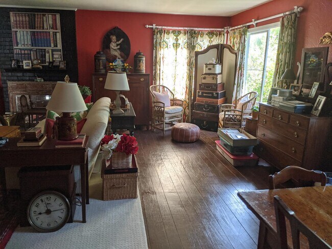 Living room (400ft-sqr) - 2057 Junction Ave