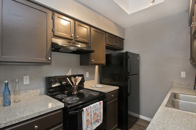 Kitchen - Woodbridge Townhomes