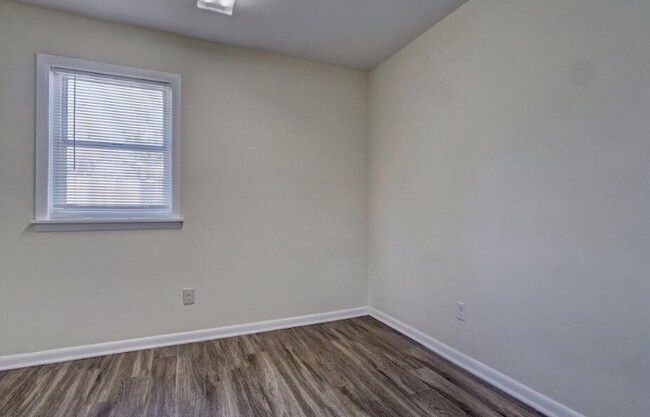 Building Photo - 1106 E Stewart Cir