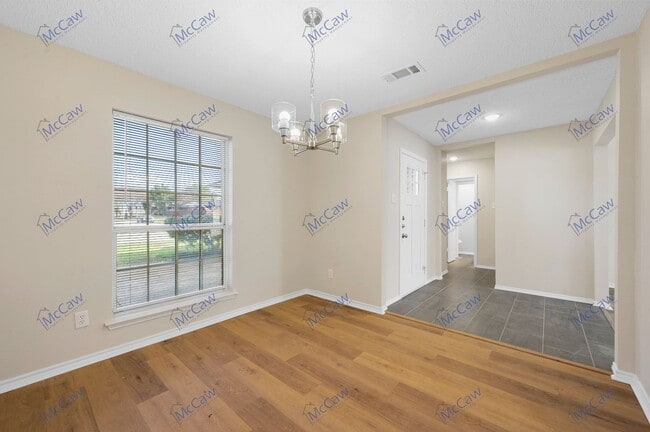 Building Photo - Beautiful 2-Story in Lancaster!