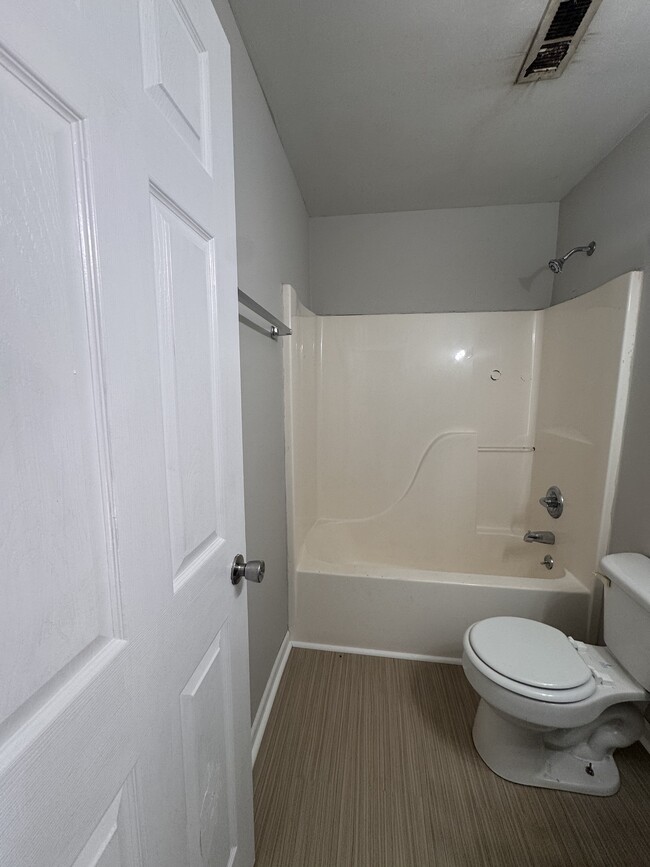 Building Photo - 405 S Graham Ave