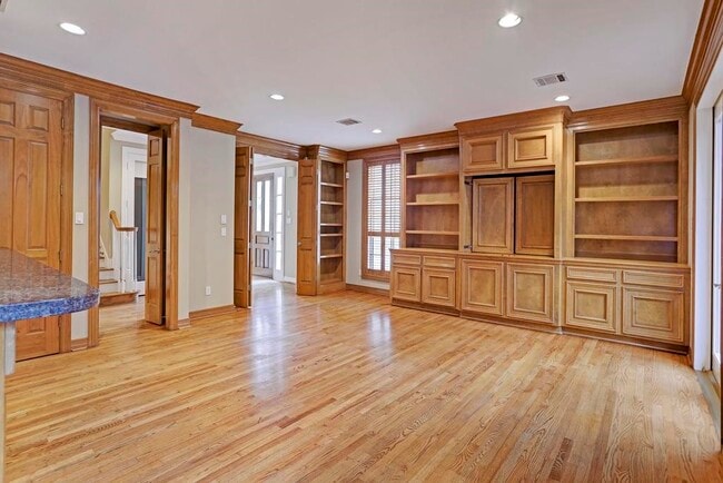 Building Photo - 516 S Post Oak Ln