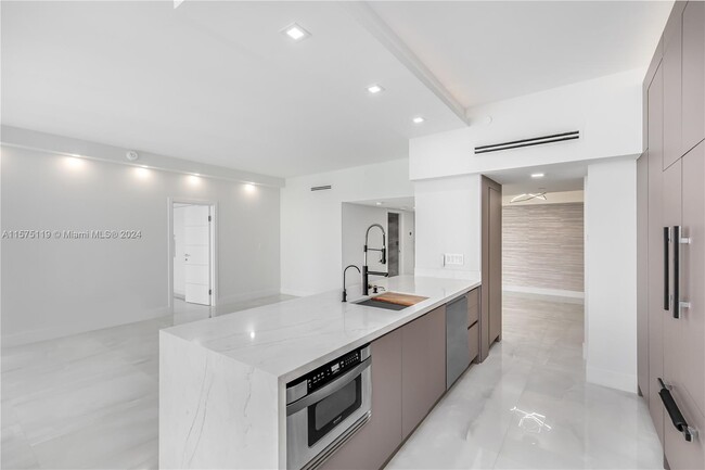 Building Photo - 16425 Collins Ave