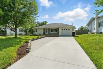 Building Photo - 300 S Pine St