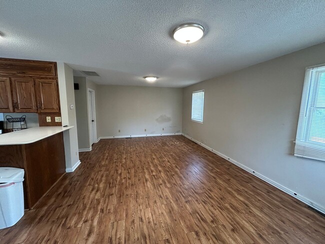 Building Photo - Great Studio Style Home!! Near Downtown!