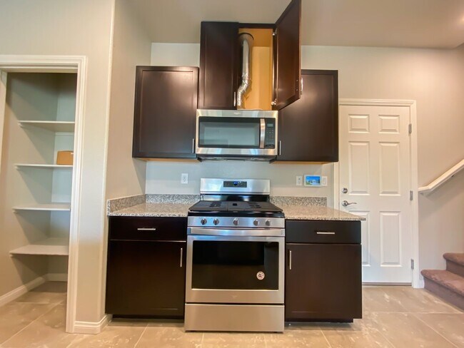 Building Photo - GATED 3 BED 2 BATH 2 CAR GARAGE SINGLE FAM...