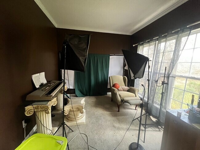 Foto del edificio - 360 Burch Rd