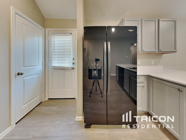 Building Photo - 10487 Pineland Dr