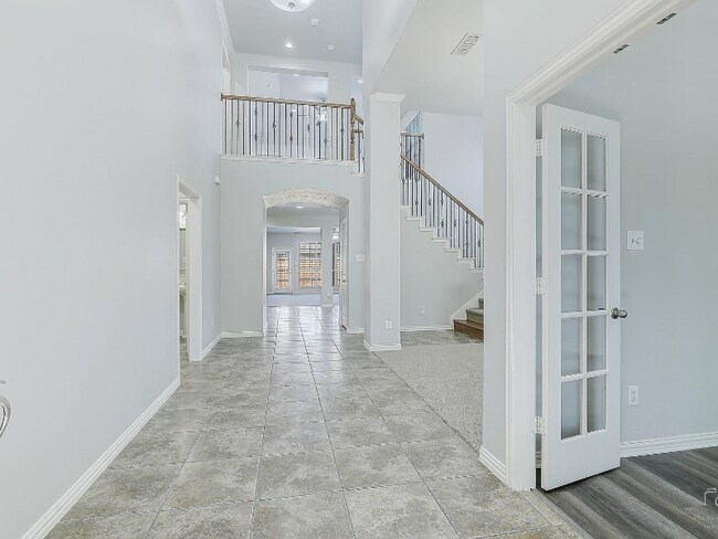 Building Photo - 2800 Forest Manor Dr