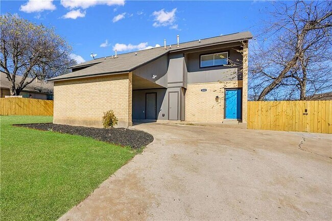 Foto del edificio - Modern Comfort Meets Relaxed Living in This Bright, Stylish Home with a Private Backyard Oasis