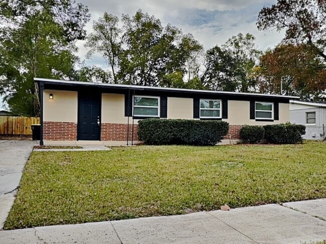 Building Photo - 2318 Burpee Dr W