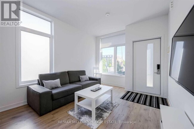 Photo du bâtiment - 1740 Simcoe St N