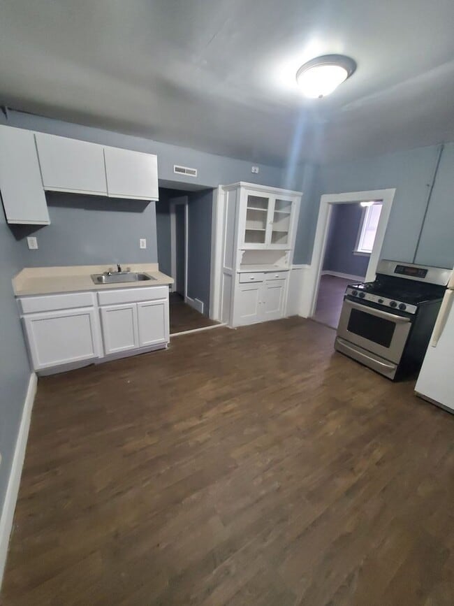 Building Photo - 2449 S 5th Pl