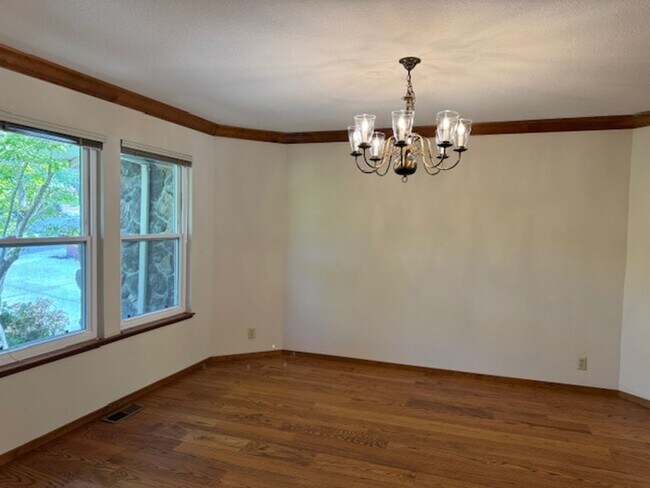 Building Photo - Spacious 4 bedroom, single level home in M...