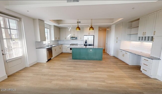 Building Photo - 98 S River Dr