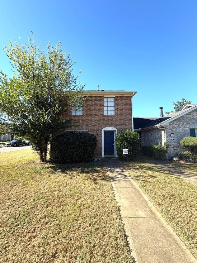 Foto principal - ** 3 bed 2.5 bath townhouse located by ACA...