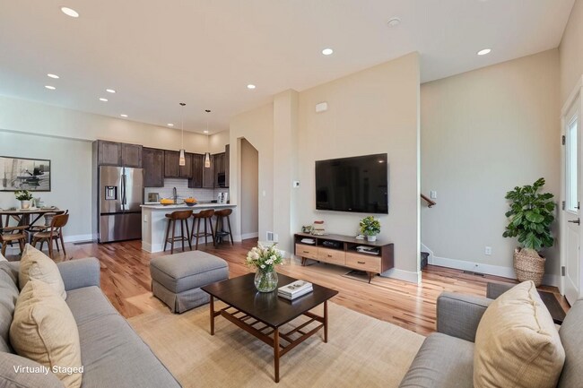 Foto del edificio - Modern 4BR Townhome Near Sloan’s Lake | Rooftop Deck, Finished Basement & Garage