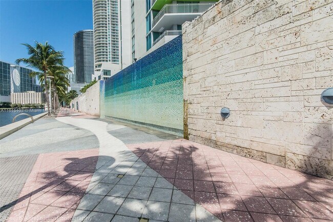 Foto del edificio - 325 S Biscayne Blvd