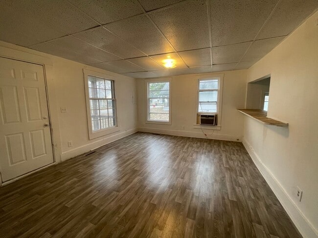 Building Photo - Available now 3 bedrooms 1 bath home