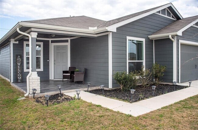 Building Photo - 810 Comal Run