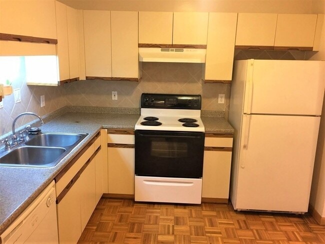 Building Photo - 200 Cove Way