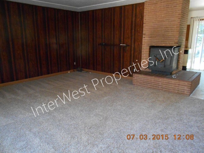 Foto del edificio - 3 Bedroom Ranch Style on Cul De Saq with Fenced Yard, Wood Stove & Garage!