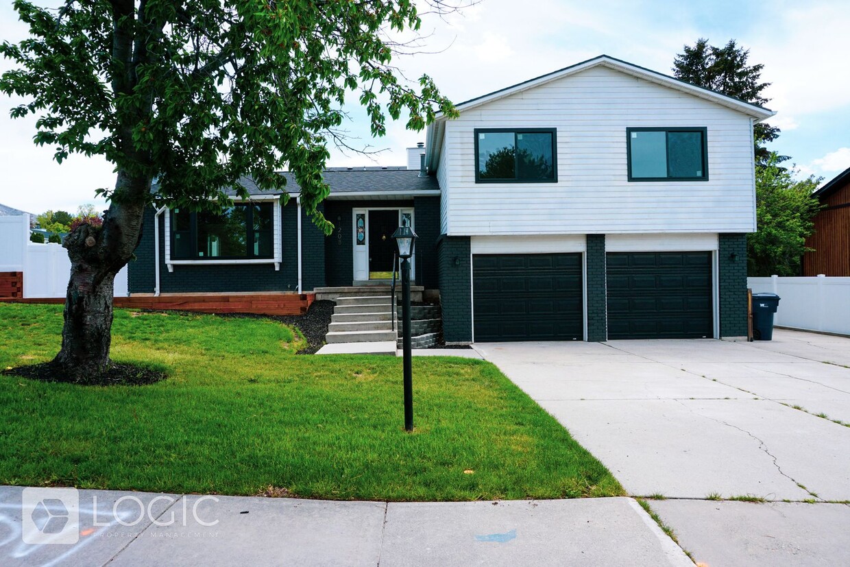 Primary Photo - Gorgeous Home in Sandy!