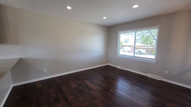 Foto del edificio - 4 Bedroom 2 Bath with Finished Basement and Study!