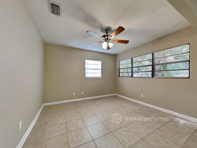 Building Photo - 8009 Somerset Ln