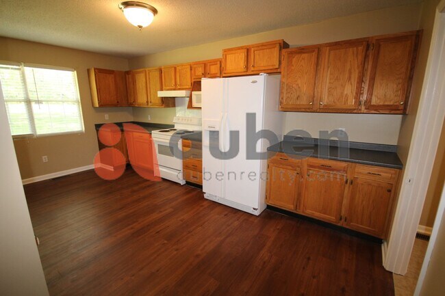 Building Photo - Quiet 3 Bedroom 2 Bath with Creek Access
