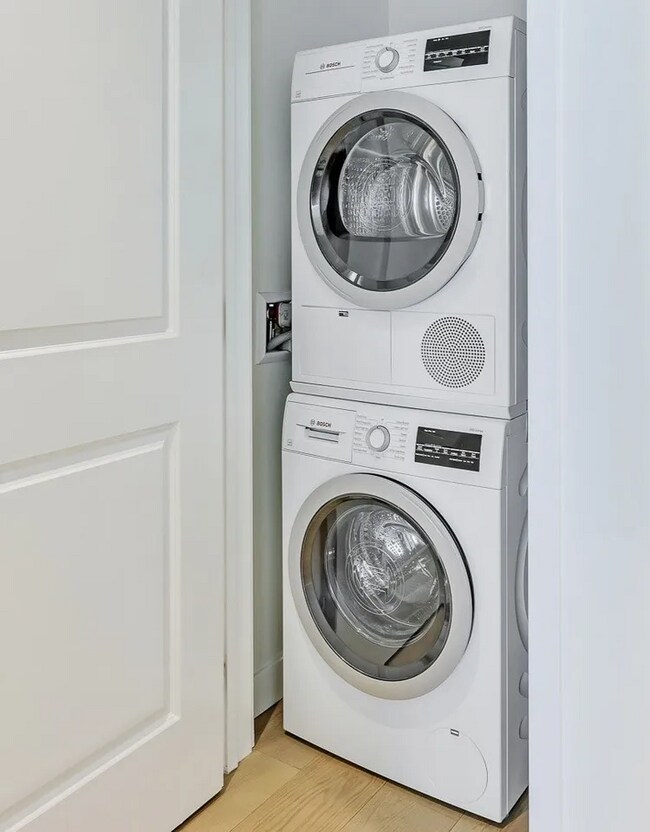 Building Photo - 2847 Leeward Ave