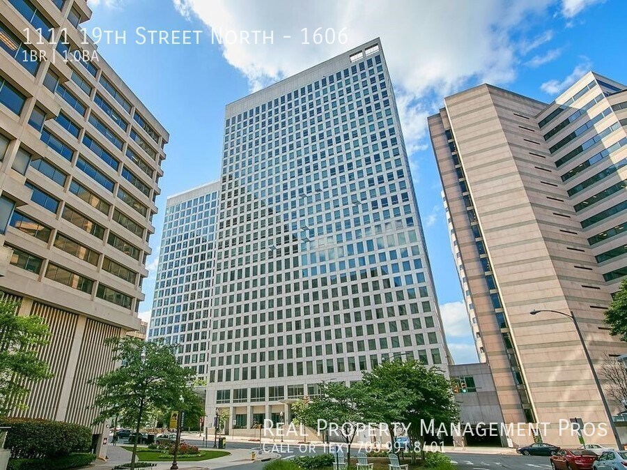Primary Photo - Luxury 1 Bed + Den in Rosslyn!