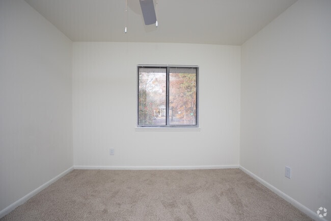 2BR, 1BA - 836SF - Primary Bedroom - Lynnwood