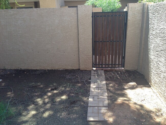 Foto del edificio - **BEAUTIFUL 2br/2.5ba TOWNHOME (ELLIOTT & ARIZONA AVE)