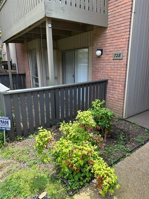 Primary Photo - 728 Hedgegrove Dr