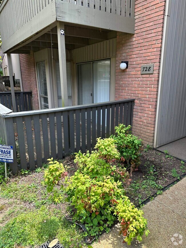 Building Photo - 728 Hedgegrove Dr