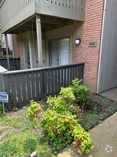 Building Photo - 728 Hedgegrove Dr