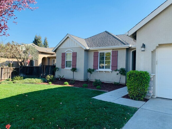 Foto del edificio - Coming up FOR SALE! Like New Super clean 3/2 West Fresno single story in Central Unified