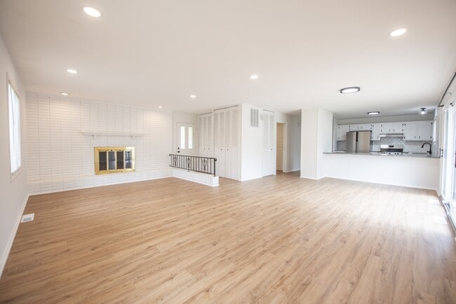 Building Photo - 512 Sprague Rd