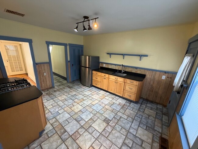 Building Photo - 127 Church Ave