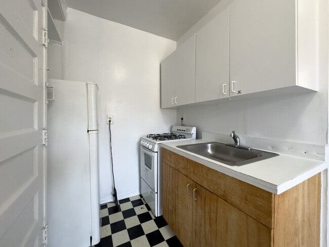 Building Photo - 3308 W Schubert Ave